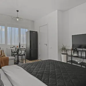 Urban View - Free Parking - Metro Station - Self Check-in Apartament